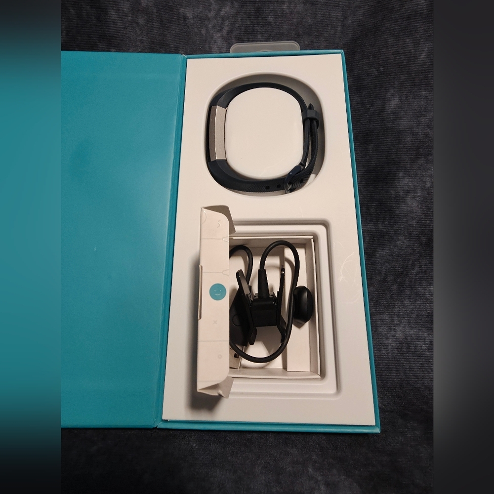 Fitbit Alta Navy Blue Fitness Wristband - Picture 6 of 11
